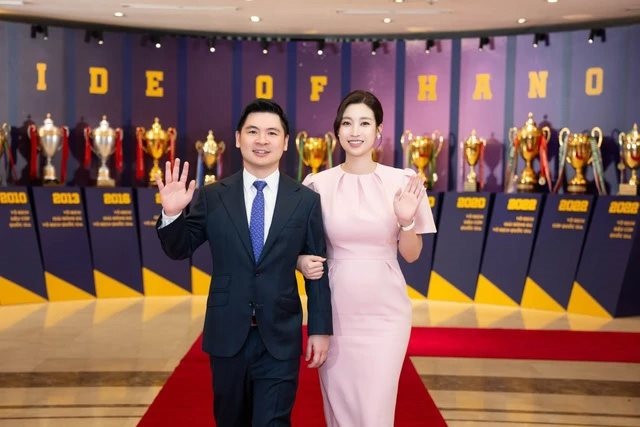 Việt Nam c&oacute; hai cha con doanh nh&acirc;n c&ugrave;ng m&ecirc; b&oacute;ng đ&aacute;: Cha l&agrave; s&aacute;ng lập tập đo&agrave;n lớn, hiện l&agrave; chủ tịch ng&acirc;n h&agrave;ng...con đứng đầu h&atilde;ng h&agrave;ng kh&ocirc;ng - Ảnh 4.