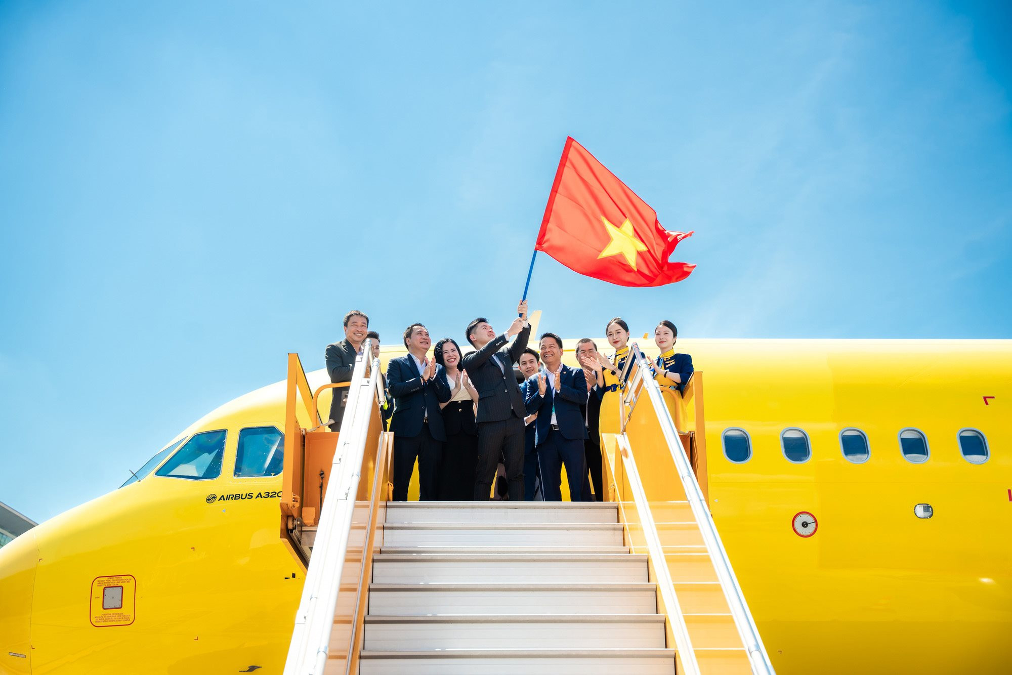 Việt Nam c&oacute; hai cha con doanh nh&acirc;n c&ugrave;ng m&ecirc; b&oacute;ng đ&aacute;: Cha l&agrave; s&aacute;ng lập tập đo&agrave;n lớn, hiện l&agrave; chủ tịch ng&acirc;n h&agrave;ng...con đứng đầu h&atilde;ng h&agrave;ng kh&ocirc;ng - Ảnh 5.