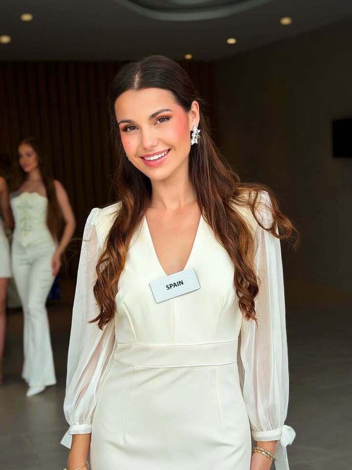 &Aacute; hậu 1 Miss World 2026 Elisabeth Reyn&eacute;s: Vẻ đẹp gợi cảm v&agrave; học vấn ấn tượng - Ảnh 3.