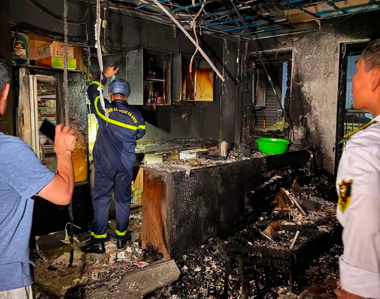 Ch&aacute;y chung cư HH1 Nguyễn Tu&acirc;n: 3 Mẹ con tho&aacute;t hiểm nhờ sự can thiệp kịp thời - Ảnh 4.