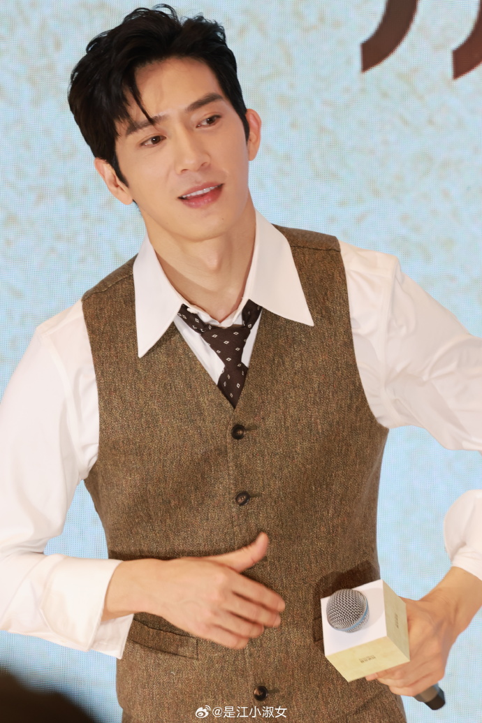 Cho&aacute;ng v&aacute;ng trước biển người bao v&acirc;y TTTM để xem nhan sắc thật của "tổng t&agrave;i bad boy" hot nhất hiện nay- Ảnh 3.