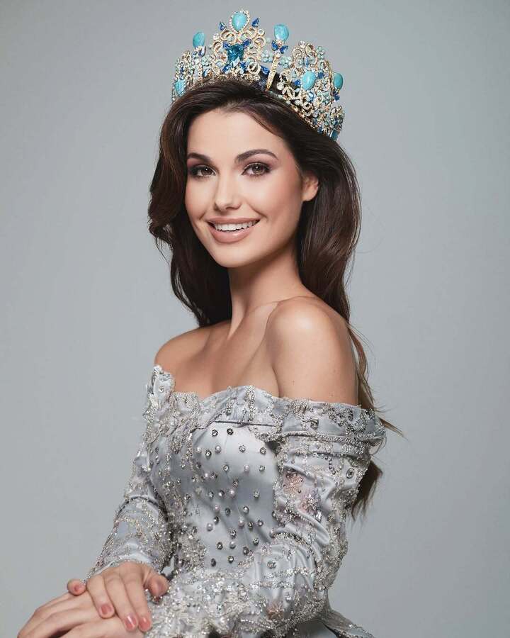 &Aacute; hậu 1 Miss World 2026 Elisabeth Reyn&eacute;s: Vẻ đẹp gợi cảm v&agrave; học vấn ấn tượng - Ảnh 4.