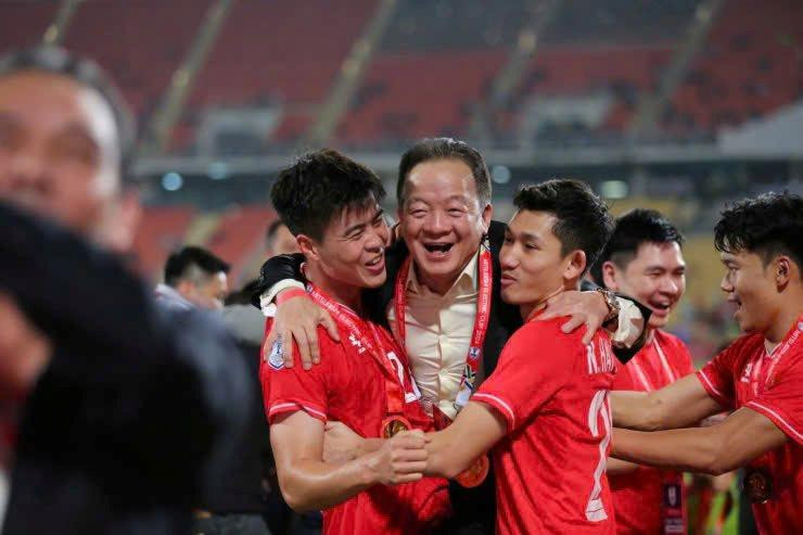 Việt Nam c&oacute; hai cha con doanh nh&acirc;n c&ugrave;ng m&ecirc; b&oacute;ng đ&aacute;: Cha l&agrave; s&aacute;ng lập tập đo&agrave;n lớn, hiện l&agrave; chủ tịch ng&acirc;n h&agrave;ng...con đứng đầu h&atilde;ng h&agrave;ng kh&ocirc;ng - Ảnh 1.