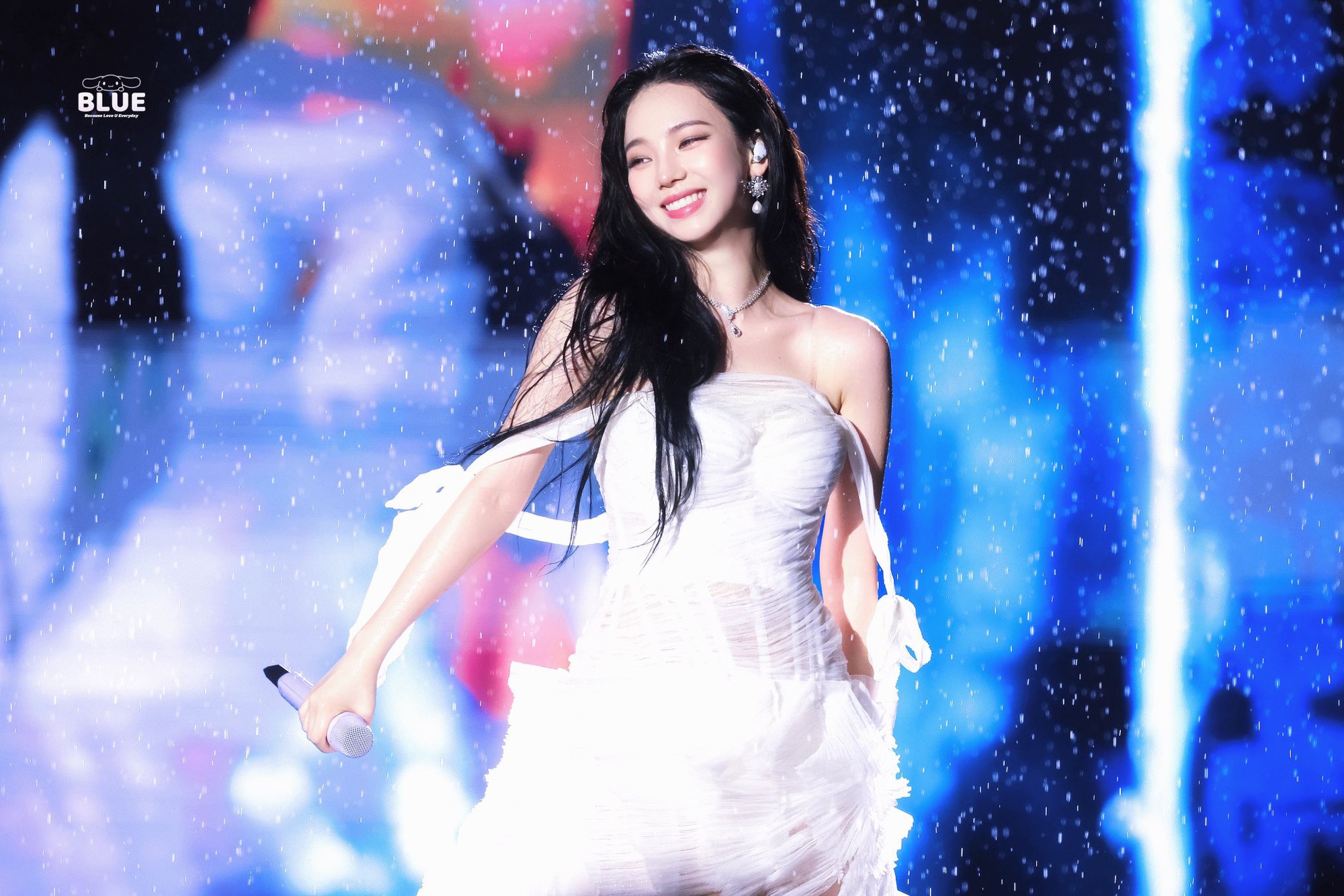 Karina aespa tỏa s&aacute;ng dưới mưa tại concert Brazil với nhan sắc v&agrave; thần th&aacute;i đỉnh cao - Ảnh 8.