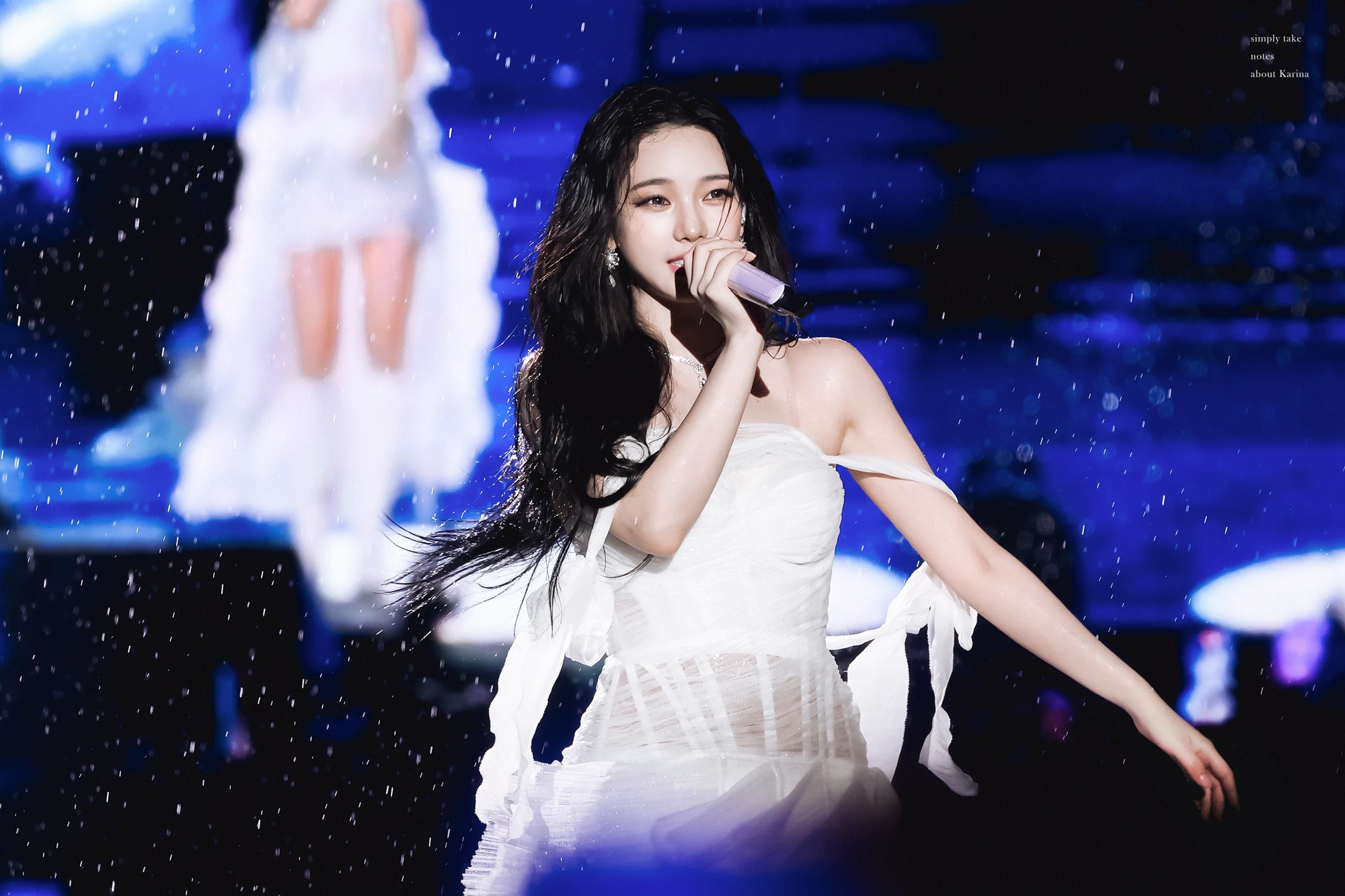 Karina aespa tỏa s&aacute;ng dưới mưa tại concert Brazil với nhan sắc v&agrave; thần th&aacute;i đỉnh cao - Ảnh 2.