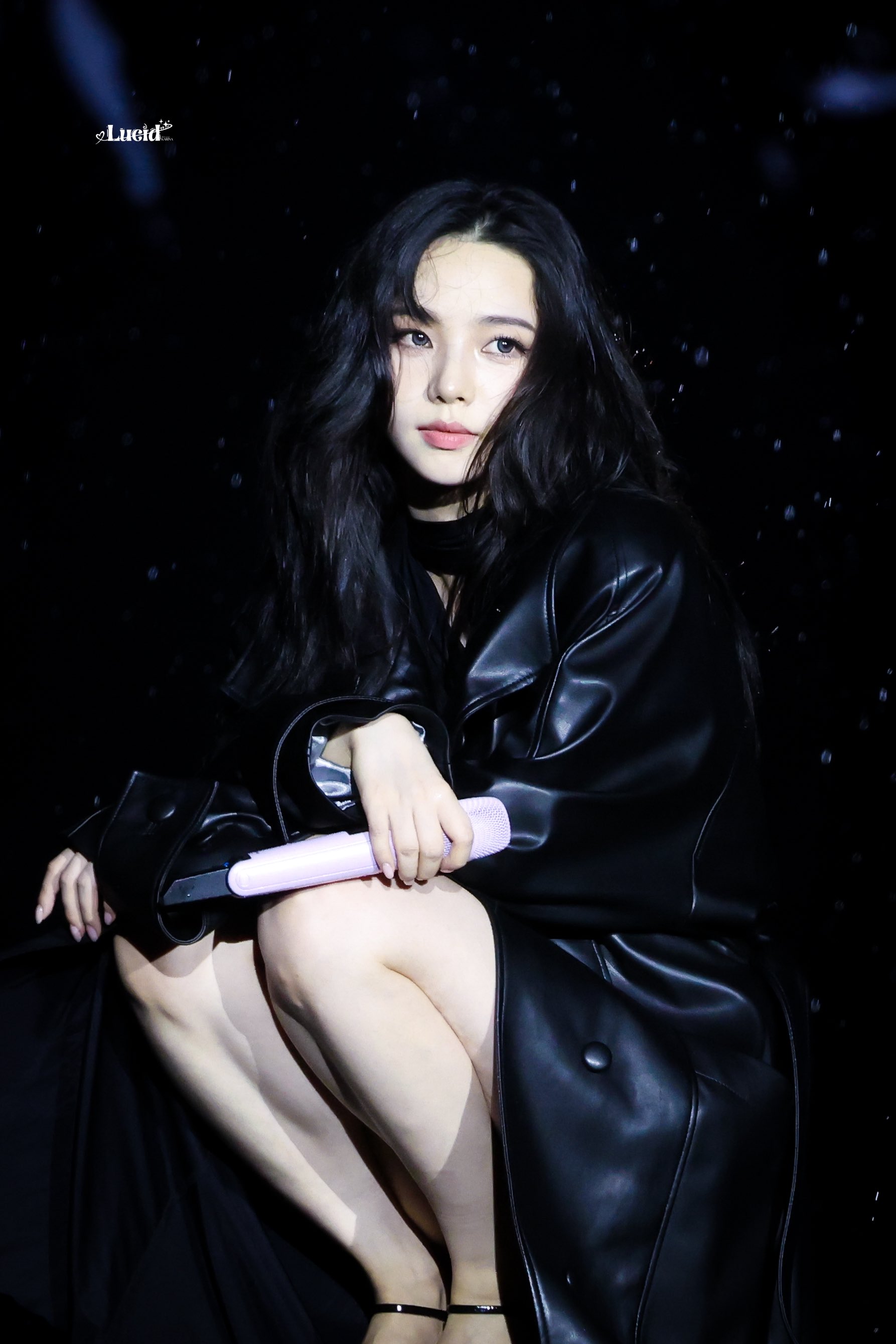 Karina aespa tỏa s&aacute;ng dưới mưa tại concert Brazil với nhan sắc v&agrave; thần th&aacute;i đỉnh cao - Ảnh 3.