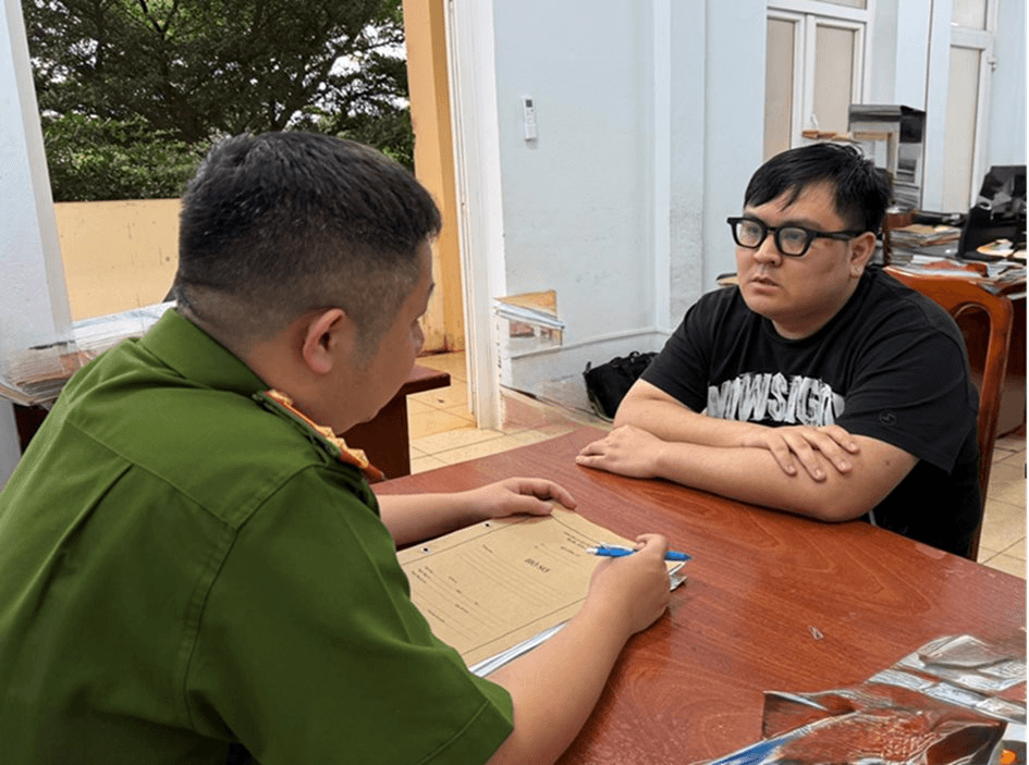 X&aacute;c minh giao dịch chuyển khoản của hơn 100 người d&acirc;n tr&ecirc;n cả nước, C&ocirc;ng an ra quyết định khởi tố Ng&ocirc; Ho&agrave;ng Vũ - Ảnh 1.