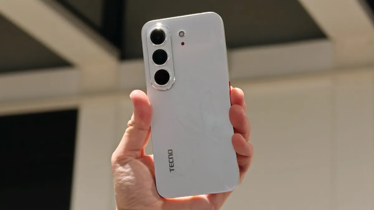 Đặt cạnh mẫu điện thoại này của Tecno, đến iPhone 17 Pro Max cũng hóa thành