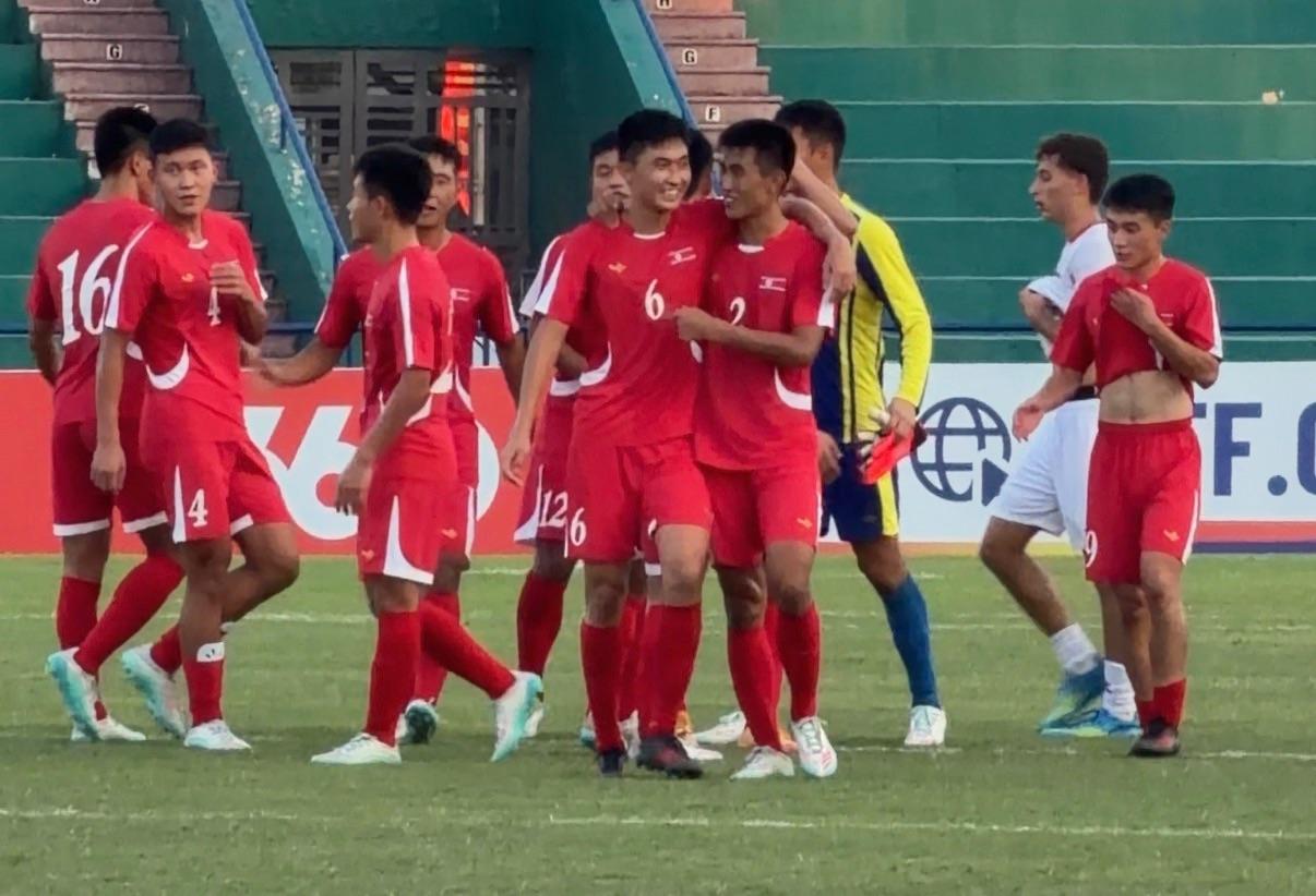 Đại thắng 4-0, tuyển Triều Tiên giúp tuyển Việt Nam còn nguyên cơ hội tranh vé tại giải châu Á - Ảnh 2. Đại thắng 4-0, tuyển Triều Tiên giúp tuyển Việt Nam còn nguyên cơ hội tranh vé tại giải châu Á - Ảnh 2.