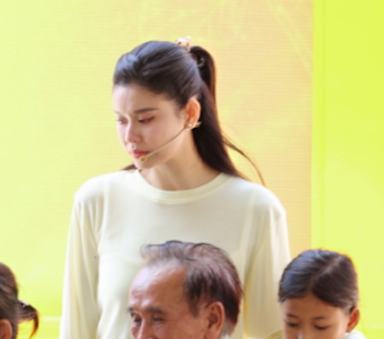 Trương Quỳnh Anh bật kh&oacute;c: "Kh&ocirc;ng cần nh&igrave;n v&agrave;o cuộc đời người kh&aacute;c để ngưỡng mộ" - Ảnh 2.
