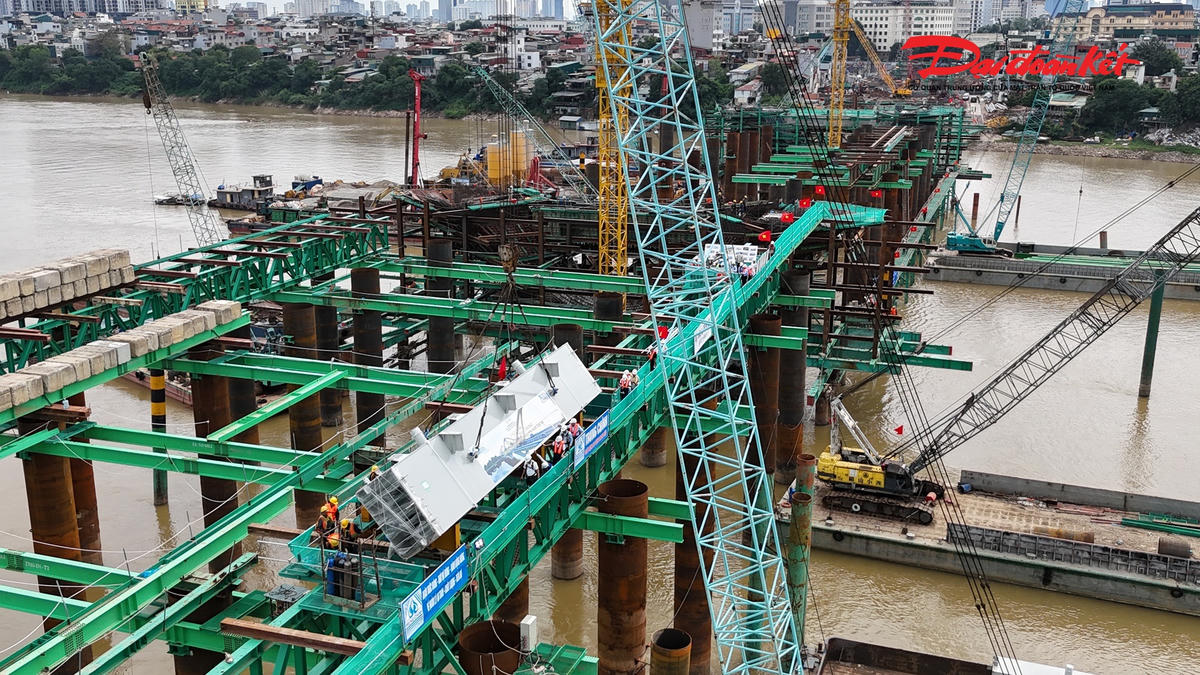 Cầu Trần Hưng Đạo: Kiến tr&uacute;c v&ograve;m v&ocirc; cực tr&ecirc;n s&ocirc;ng Hồng đang dần th&agrave;nh h&igrave;nh - Ảnh 2.