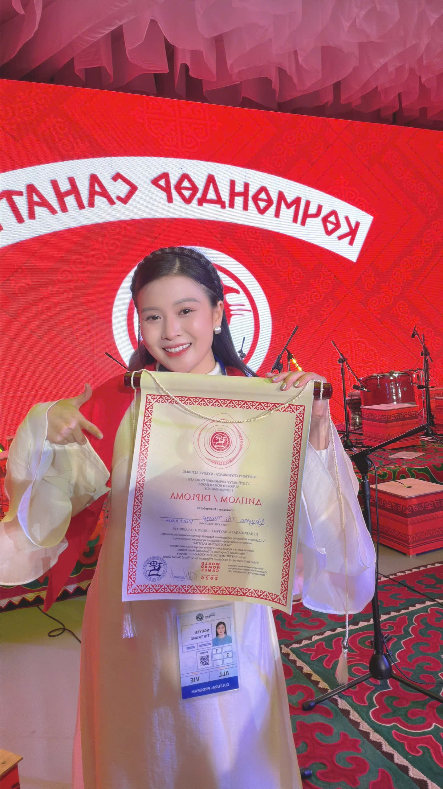 Nghệ sĩ đàn bầu Vân Trung giành Giải Ba tại Cuộc thi Âm nhạc Truyền thống quốc tế ở Kyrgyzstan - Ảnh 4. Nghệ sĩ đàn bầu Vân Trung giành Giải Ba tại Cuộc thi Âm nhạc Truyền thống quốc tế ở Kyrgyzstan - Ảnh 4.