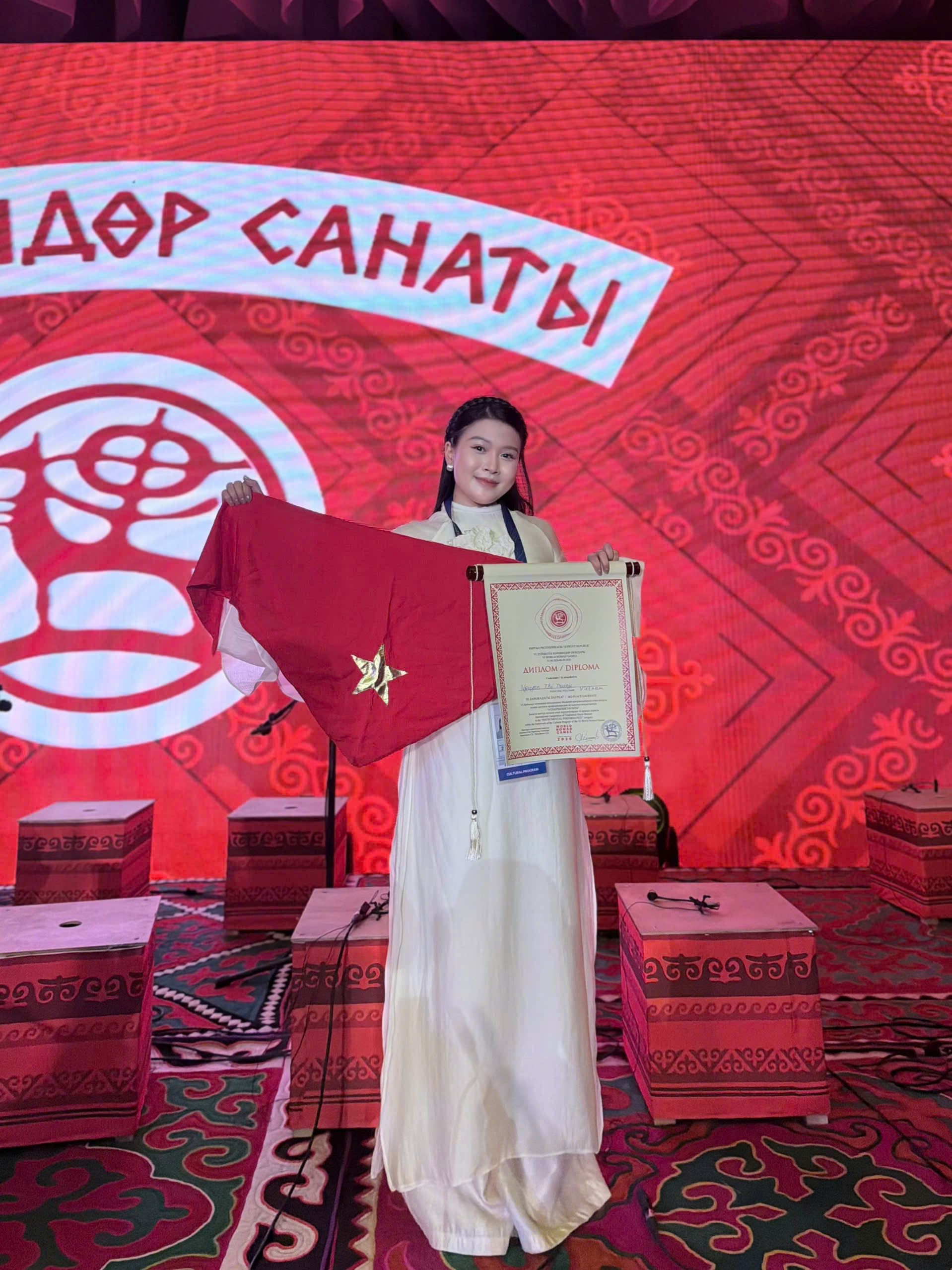 Nghệ sĩ đàn bầu Vân Trung giành Giải Ba tại Cuộc thi Âm nhạc Truyền thống quốc tế ở Kyrgyzstan - Ảnh 2. Nghệ sĩ đàn bầu Vân Trung giành Giải Ba tại Cuộc thi Âm nhạc Truyền thống quốc tế ở Kyrgyzstan - Ảnh 2.