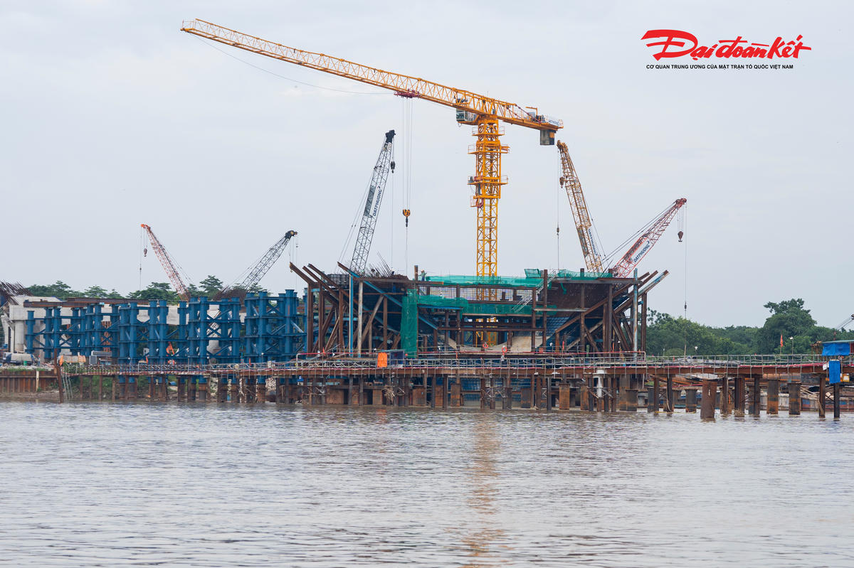 Cầu Trần Hưng Đạo: Kiến tr&uacute;c v&ograve;m v&ocirc; cực tr&ecirc;n s&ocirc;ng Hồng đang dần th&agrave;nh h&igrave;nh - Ảnh 3.