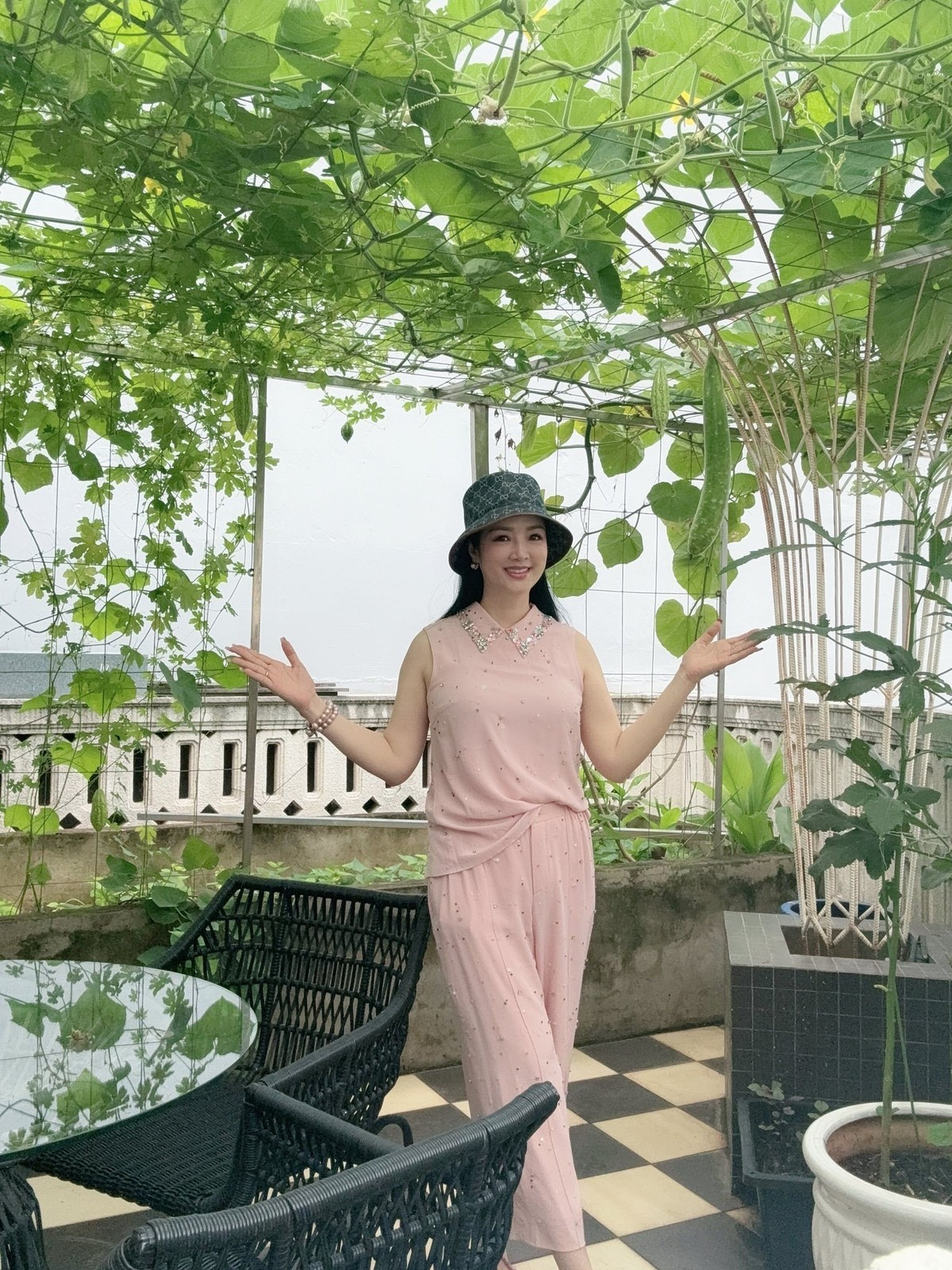 Vườn nh&agrave; 200 m&sup2; của Gi&aacute;ng My: Nơi sắc hoa v&agrave; rau sạch h&ograve;a quyện - Ảnh 5.