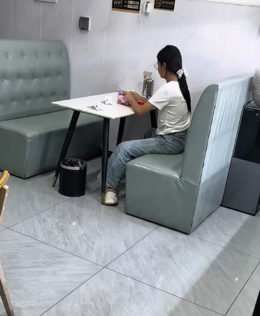 Mẹ khoe con gái cầm điện thoại đồ chơi: Nỗi lo cô lập học sinh thời đại số - Ảnh 1. Mẹ khoe con gái cầm điện thoại đồ chơi: Nỗi lo cô lập học sinh thời đại số - Ảnh 1.