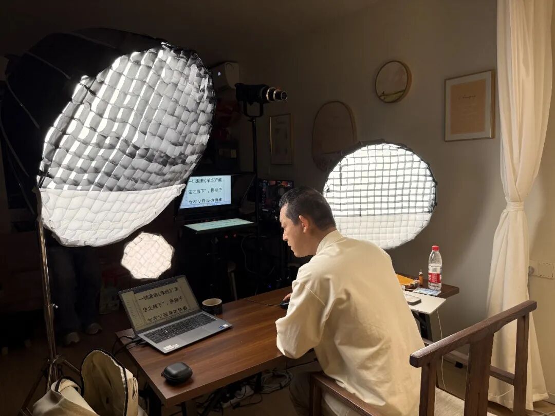 Thi&ecirc;n t&agrave;i to&aacute;n học từ bỏ học bổng MIT để đi tu, giờ livestream kiếm tiền - Ảnh 3.