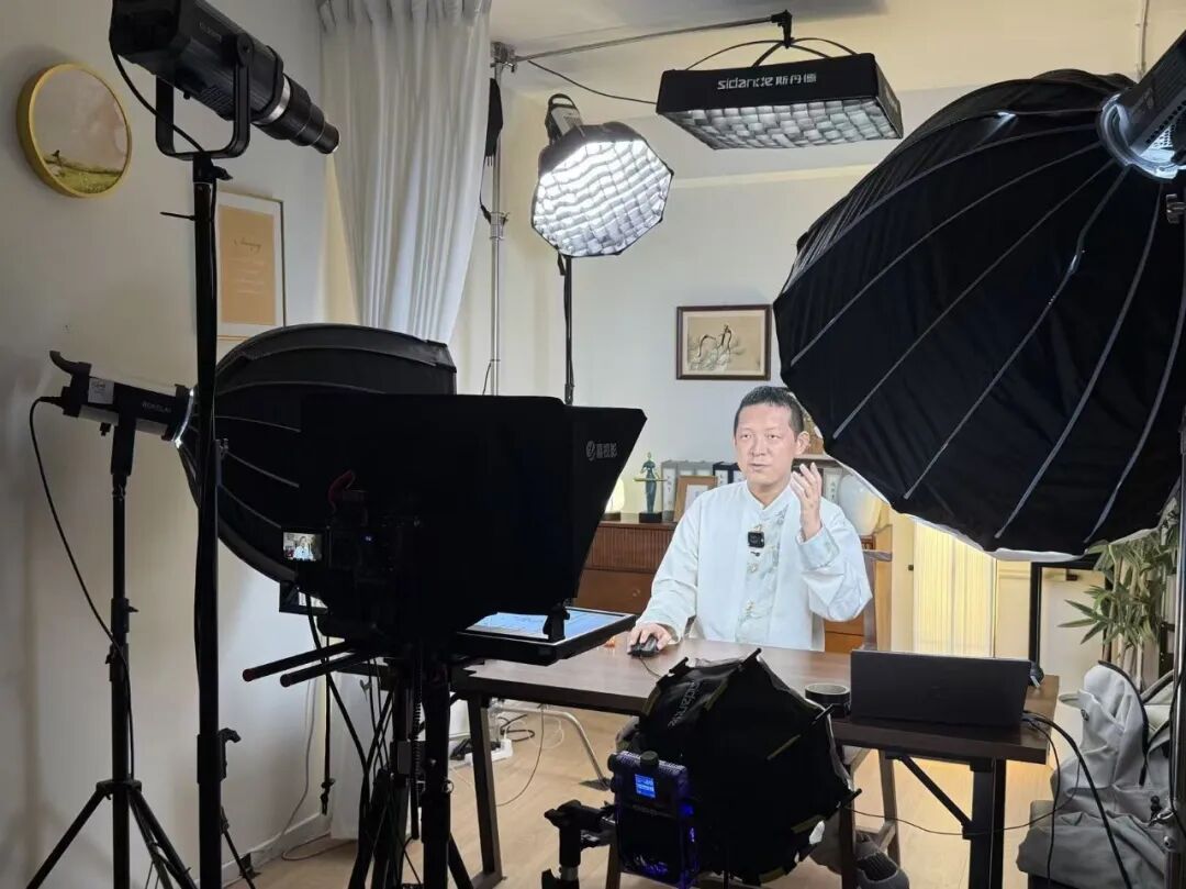Thi&ecirc;n t&agrave;i to&aacute;n học từ bỏ học bổng MIT để đi tu, giờ livestream kiếm tiền - Ảnh 2.