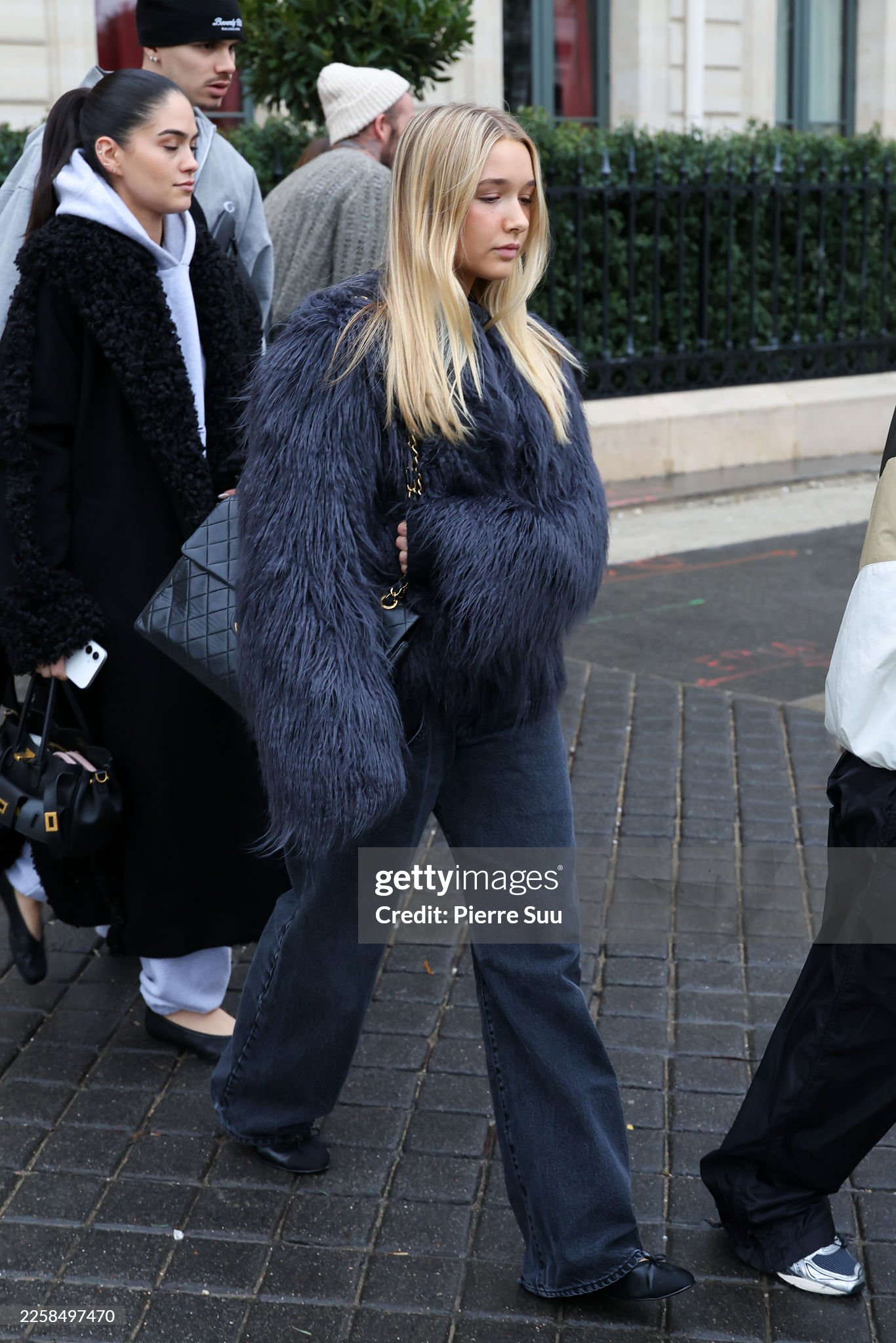 Harper Beckham và mẹ Victoria ghi lại khoảnh khắc giản dị tại quán kem London - Ảnh 6. Harper Beckham và mẹ Victoria ghi lại khoảnh khắc giản dị tại quán kem London - Ảnh 6.