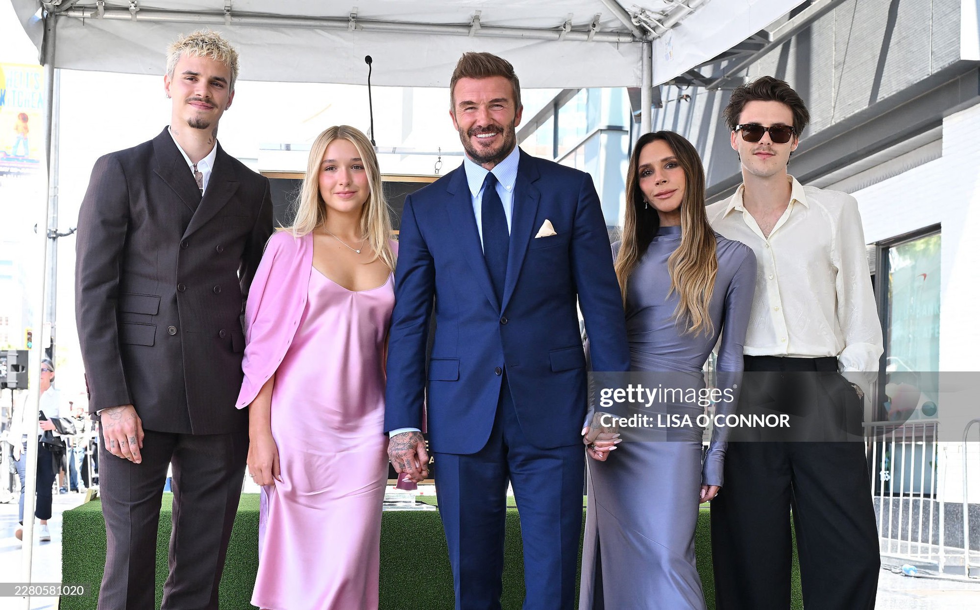 Harper Beckham và mẹ Victoria ghi lại khoảnh khắc giản dị tại quán kem London - Ảnh 7. Harper Beckham và mẹ Victoria ghi lại khoảnh khắc giản dị tại quán kem London - Ảnh 7.