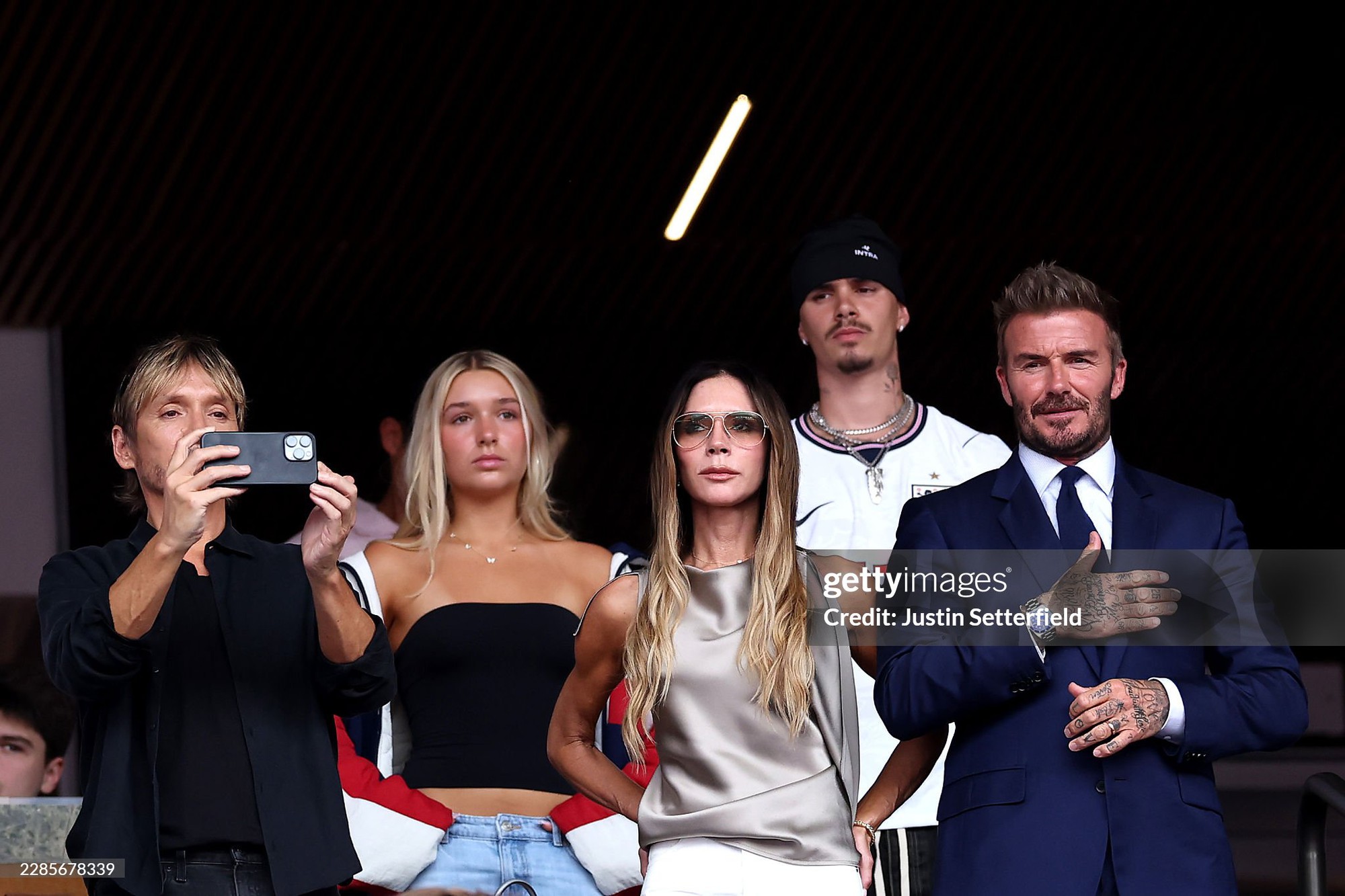 Harper Beckham và mẹ Victoria ghi lại khoảnh khắc giản dị tại quán kem London - Ảnh 8. Harper Beckham và mẹ Victoria ghi lại khoảnh khắc giản dị tại quán kem London - Ảnh 8.