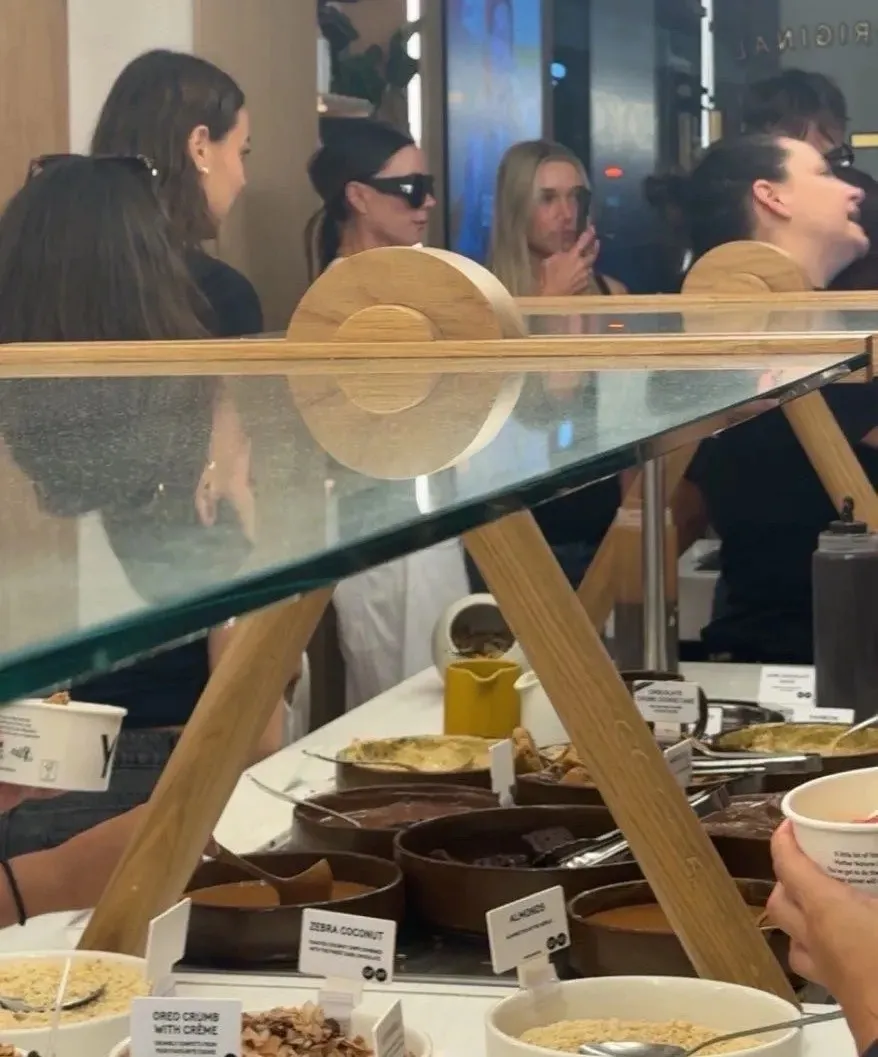 Harper Beckham và mẹ Victoria ghi lại khoảnh khắc giản dị tại quán kem London - Ảnh 2. Harper Beckham và mẹ Victoria ghi lại khoảnh khắc giản dị tại quán kem London - Ảnh 2.