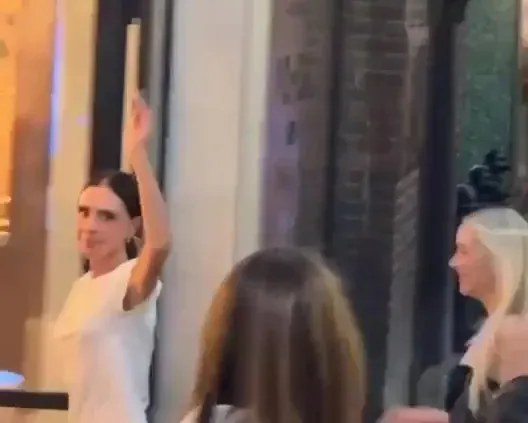 Harper Beckham và mẹ Victoria ghi lại khoảnh khắc giản dị tại quán kem London - Ảnh 3. Harper Beckham và mẹ Victoria ghi lại khoảnh khắc giản dị tại quán kem London - Ảnh 3.