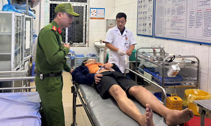 C&ocirc;ng an L&agrave;o Cai cứu nam thanh ni&ecirc;n rơi xuống vực s&acirc;u 20m v&agrave;o đ&ecirc;m mưa - Ảnh 1.