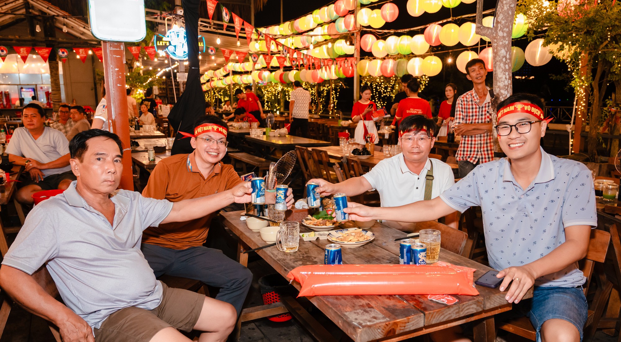 &rlm;Bia Saigon kết vạn lời cổ vũ th&agrave;nh kỷ lục TIFO Việt Nam&rlm; - Ảnh 2.