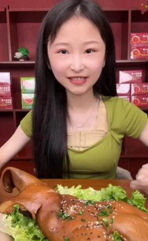 Nữ streamer nổi tiếng chuyên mukbang đồ ăn qua đời ở tuổi 24 - Ảnh 3. Nữ streamer nổi tiếng chuyên mukbang đồ ăn qua đời ở tuổi 24 - Ảnh 3.