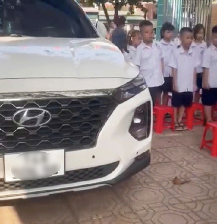 &Ocirc; t&ocirc; đỗ sai quy định tại khu vực học sinh ch&agrave;o cờ g&acirc;y x&ocirc;n xao dư luận - Ảnh 1.