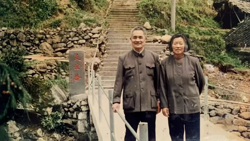 Tỷ ph&uacute; đủ tiền mua 50 &ocirc; t&ocirc;, "sống như ăn m&agrave;y" để l&agrave;m từ thiện - Ảnh 1.