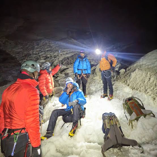 Việc nguy hiểm nhất con người có thể làm trên núi Everest là gì? - Ảnh 8. Việc nguy hiểm nhất con người có thể làm trên núi Everest là gì? - Ảnh 8.