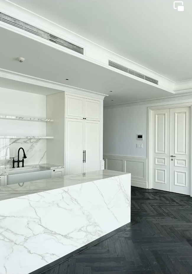 Căn hộ Đức Ph&uacute;c hơn 10 tỷ đồng: Kh&ocirc;ng gian sống đẳng cấp giữa l&ograve;ng TP . HCM - Ảnh 4.