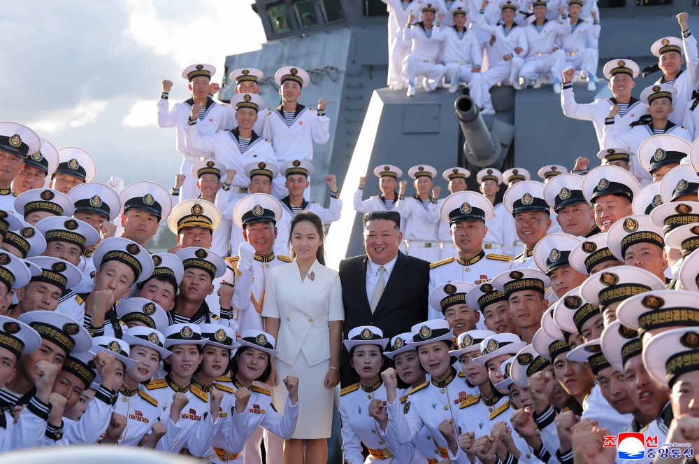 Triều Ti&ecirc;n chứng kiến sự kiện lịch sử: Chiến hạm từng lật &uacute;p trước mặt &ocirc;ng Kim Jong-un đ&atilde; hồi sinh - Ảnh 8.