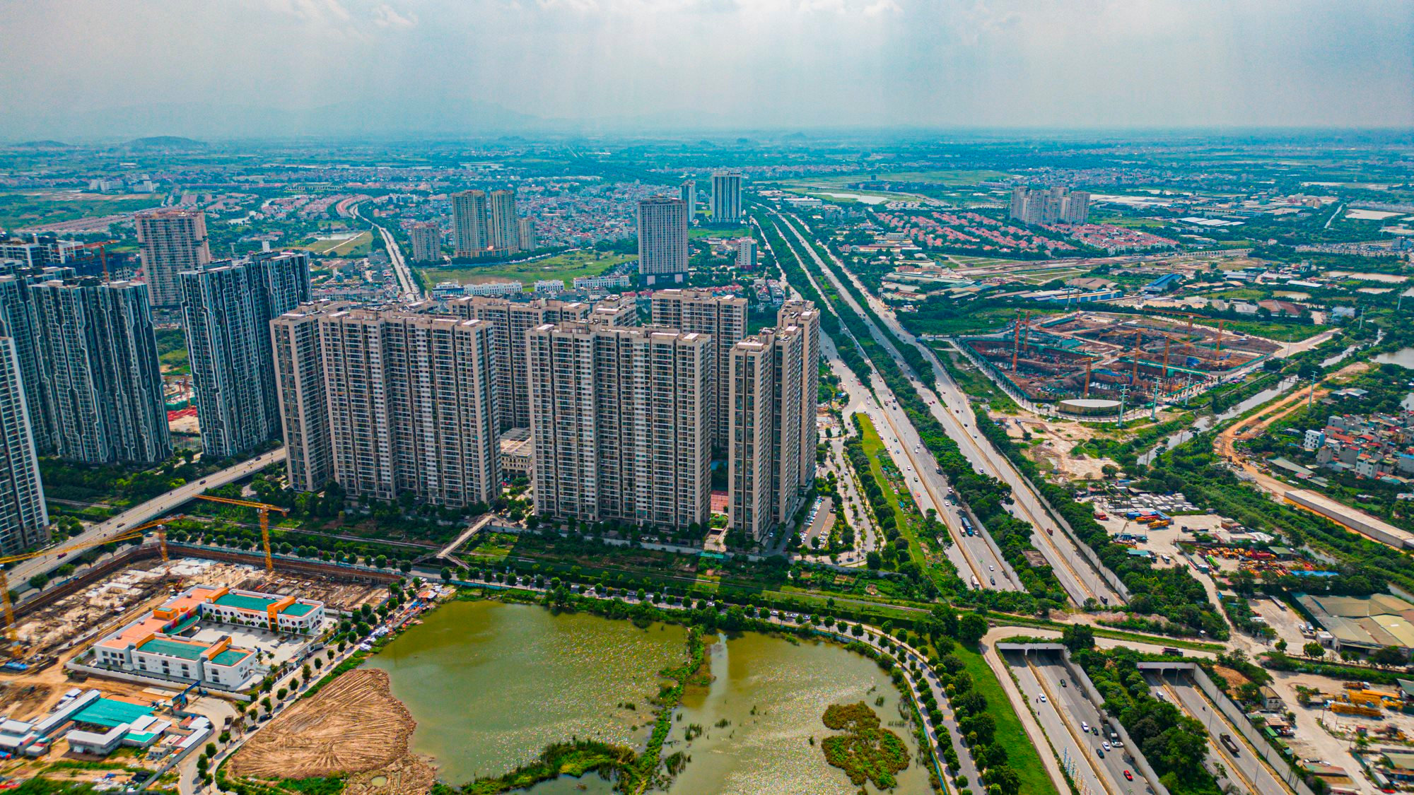Đại lộ d&agrave;i nhất, rộng nhất Việt Nam với 16 l&agrave;n xe đẹp như Ch&acirc;u &Acirc;u được loạt &ldquo;&ocirc;ng lớn&rdquo; Vingroup, Masterise, MIK Group, CapitaLand&hellip; dồn dập đổ về x&acirc;y gần 60 t&ograve;a nh&agrave; cao tầng - Ảnh 2.