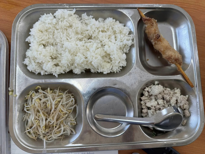 H&agrave; Nội y&ecirc;u cầu l&agrave;m r&otilde; suất ăn b&aacute;n tr&uacute; 40 . 000 Đồng bị phụ huynh ch&ecirc; - Ảnh 1.