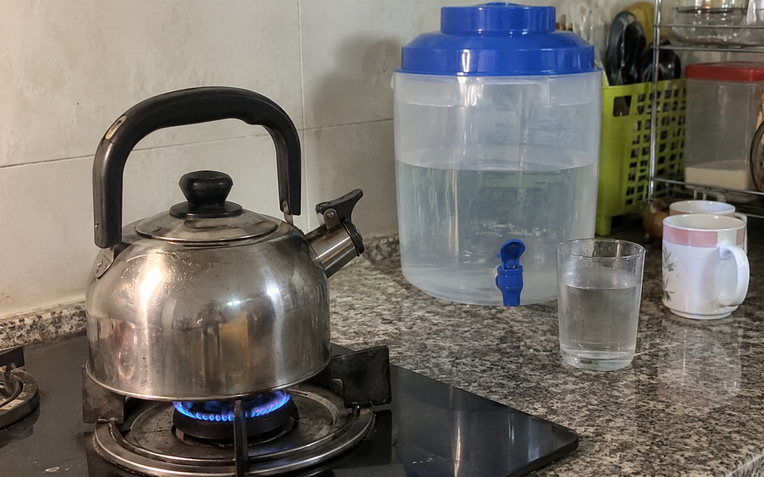 5 lời khuy&ecirc;n cho tất cả c&aacute;c gia đ&igrave;nh uống nước đun s&ocirc;i để nguội - Ảnh 1.