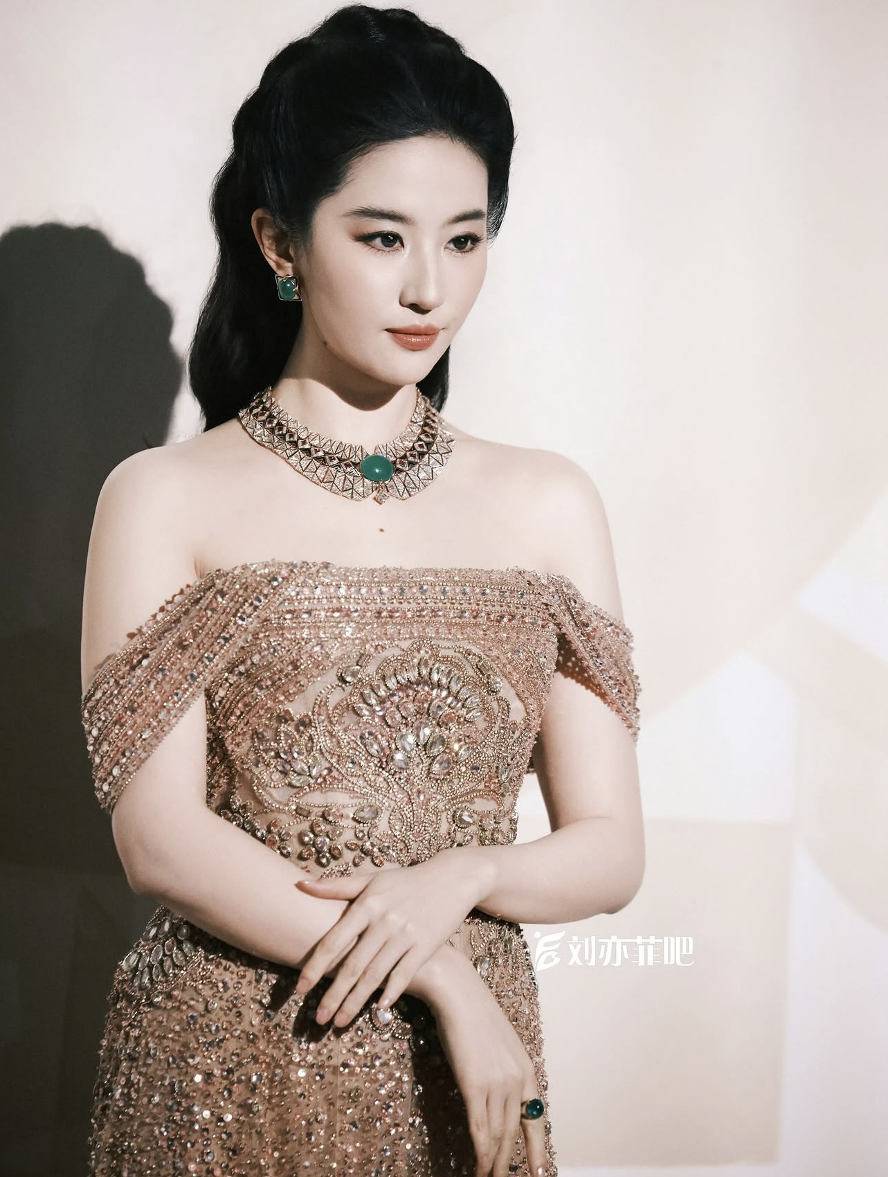 Lưu Diệc Phi lộng lẫy tại sự kiện BVLGARI nhưng bị soi v&oacute;c d&aacute;ng t&iacute;ch mỡ - Ảnh 4.