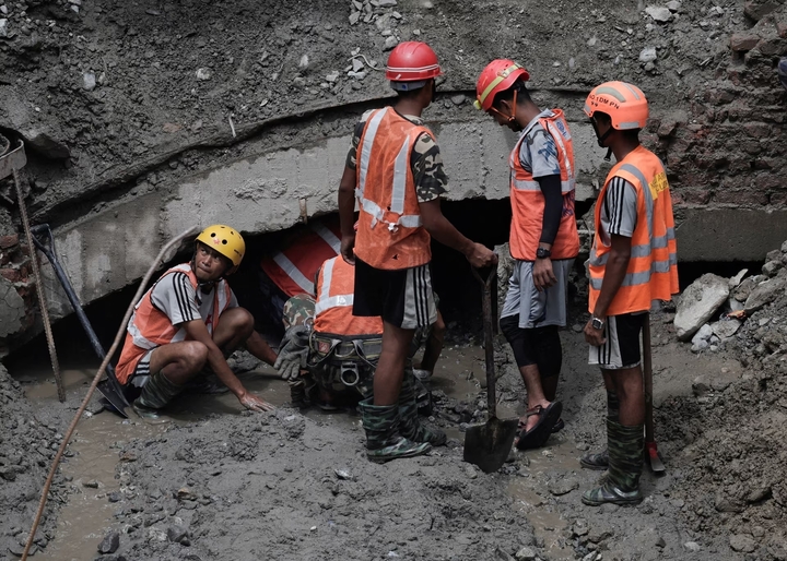 C&aacute;ch 2 người sống s&oacute;t sau 9 ng&agrave;y kẹt trong đường hầm thủy điện ở Nepal - Ảnh 2.