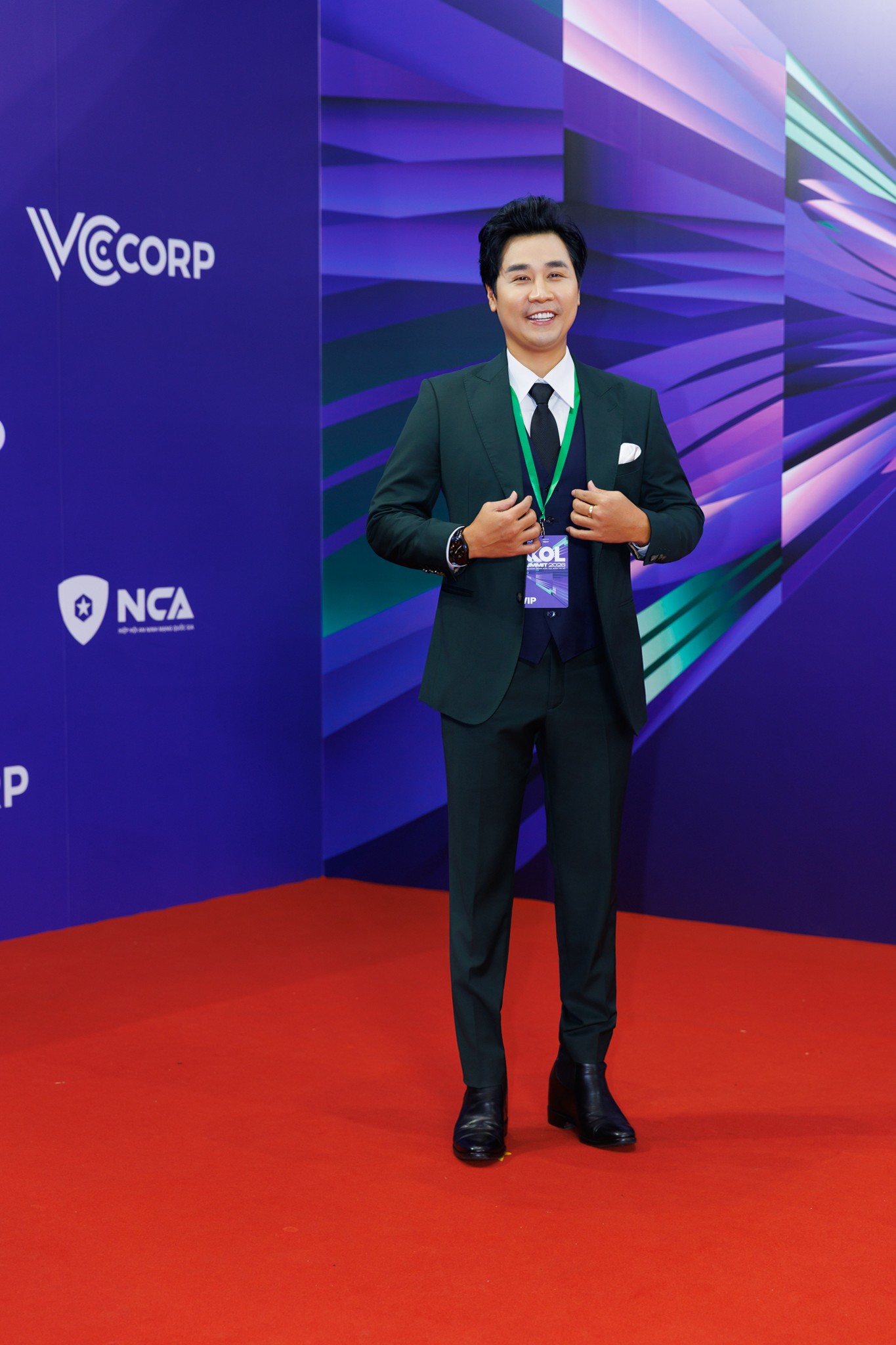 Hương Giang, H'Hen Niê, Thiều Bảo Trâm khoe sắc tưng bừng, Song Luân - Hùng Huỳnh đẹp chấp cam thường đổ bộ KOL Summit 2026 - Ảnh 16.