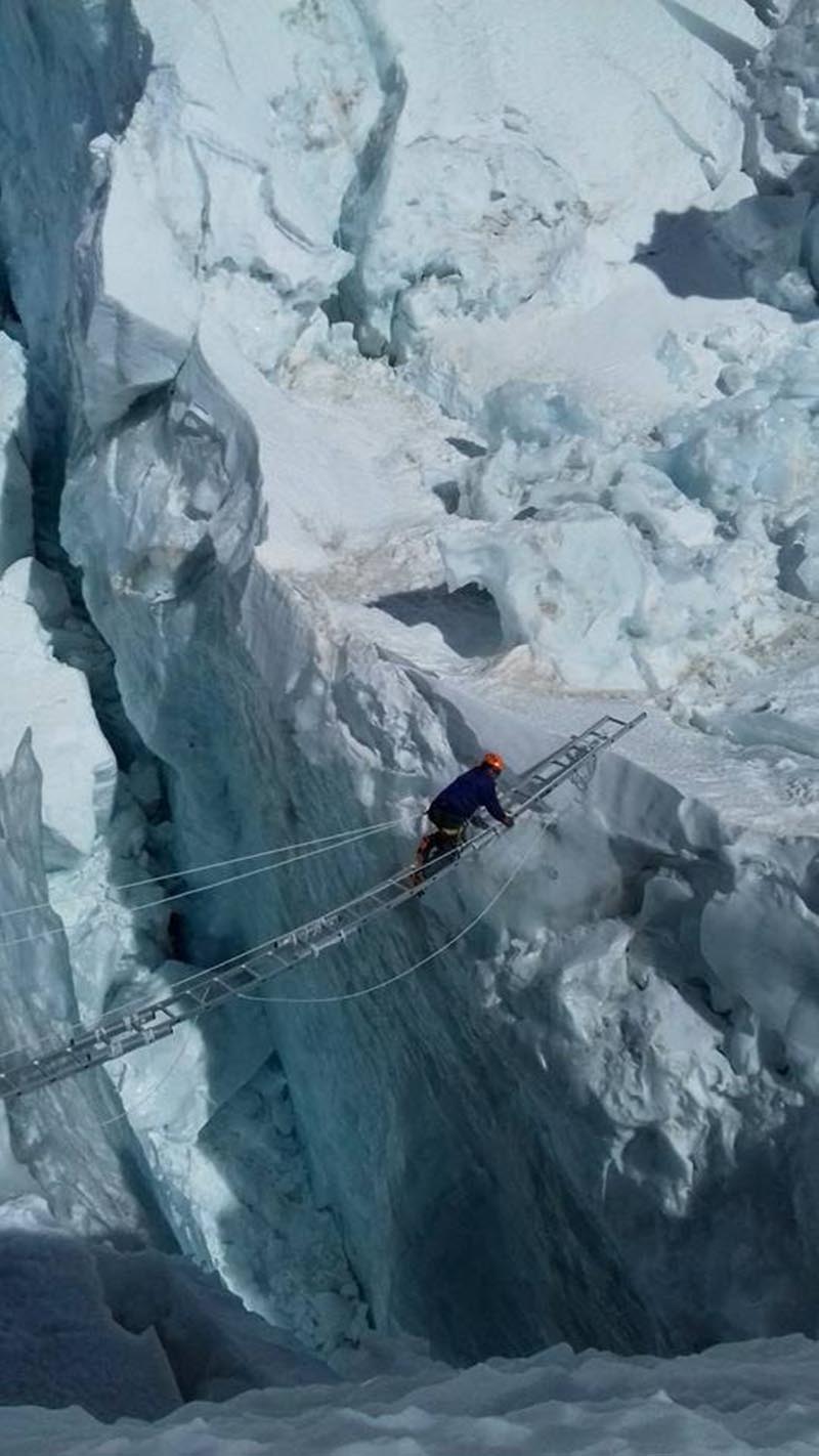 Việc nguy hiểm nhất con người có thể làm trên núi Everest là gì? - Ảnh 3. Việc nguy hiểm nhất con người có thể làm trên núi Everest là gì? - Ảnh 3.