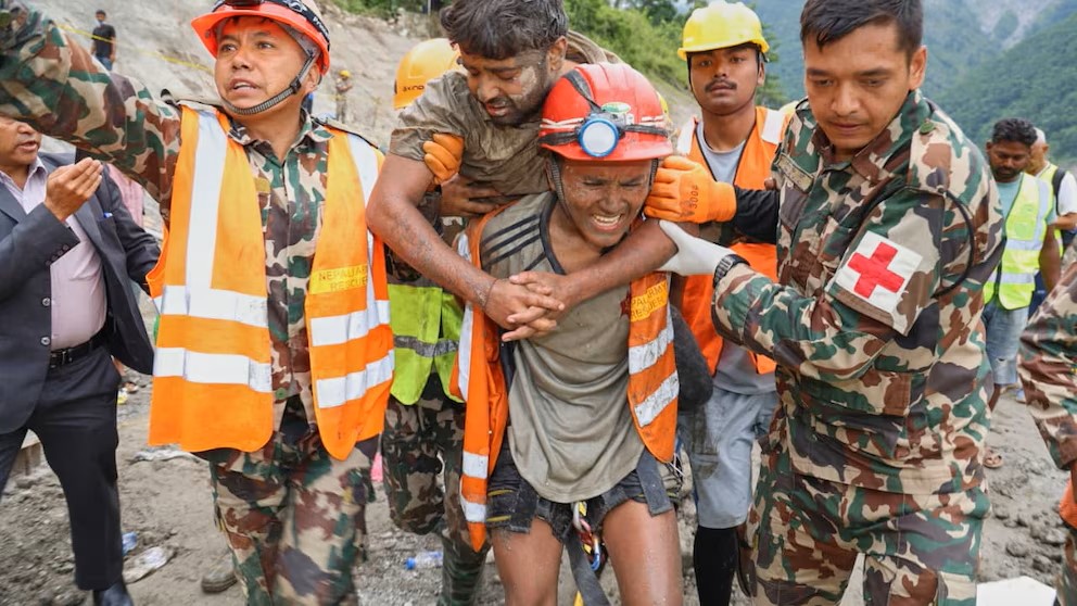 Lời kể của c&ocirc;ng nh&acirc;n sống s&oacute;t sau 9 ng&agrave;y ở Nepal - Ảnh 3.