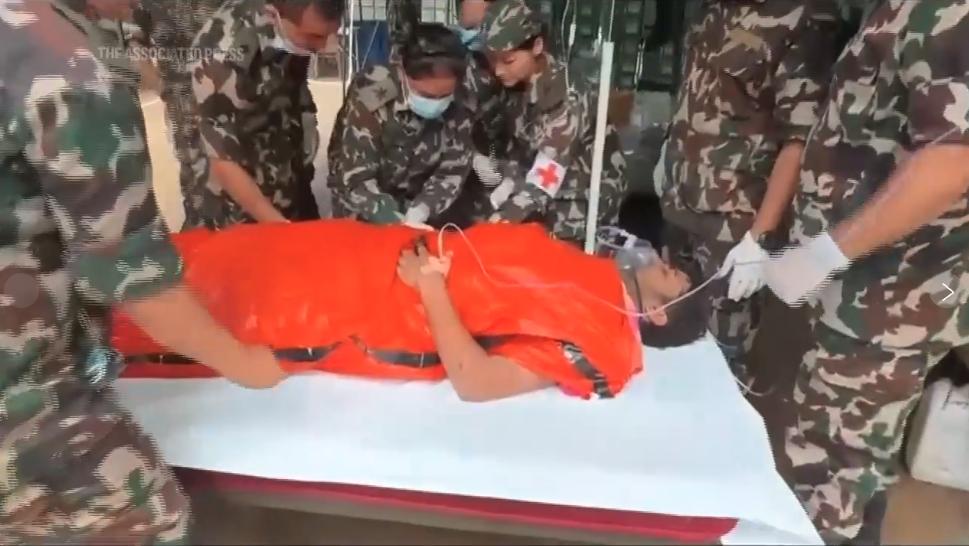 Lời kể của c&ocirc;ng nh&acirc;n sống s&oacute;t sau 9 ng&agrave;y ở Nepal - Ảnh 6.