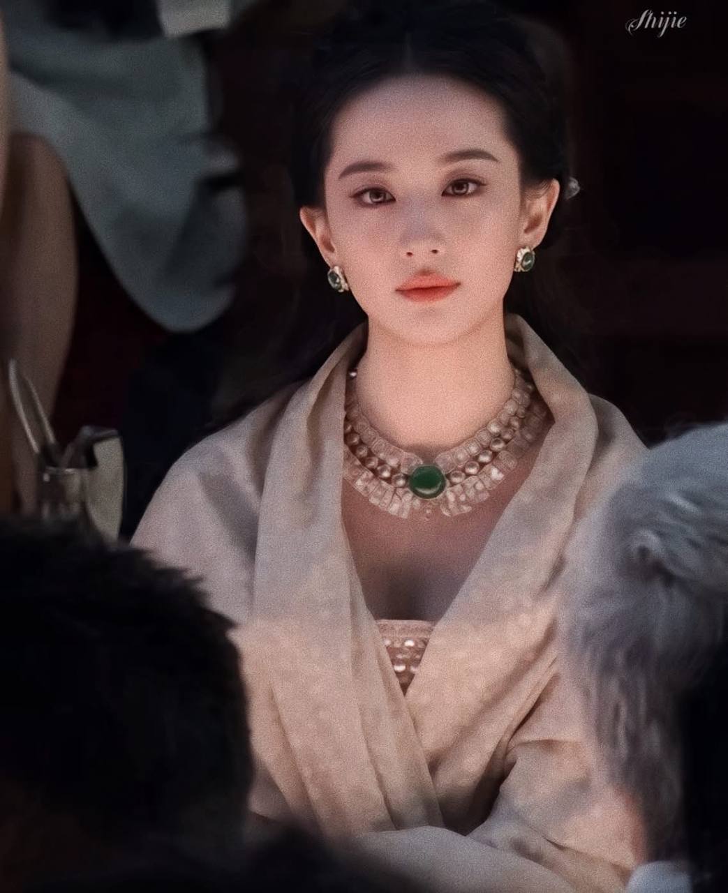 Lưu Diệc Phi lộng lẫy tại sự kiện BVLGARI nhưng bị soi v&oacute;c d&aacute;ng t&iacute;ch mỡ - Ảnh 5.