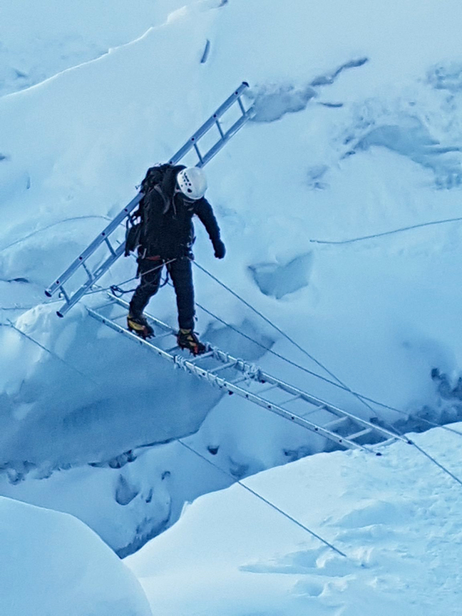 Việc nguy hiểm nhất con người có thể làm trên núi Everest là gì? - Ảnh 6. Việc nguy hiểm nhất con người có thể làm trên núi Everest là gì? - Ảnh 6.