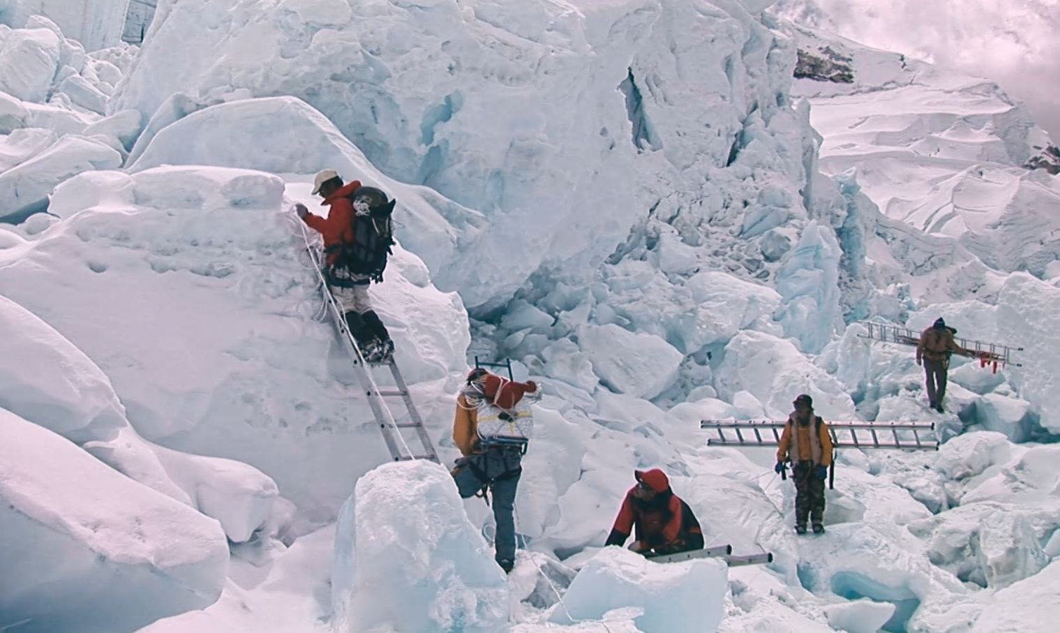 Việc nguy hiểm nhất con người có thể làm trên núi Everest là gì? - Ảnh 2. Việc nguy hiểm nhất con người có thể làm trên núi Everest là gì? - Ảnh 2.