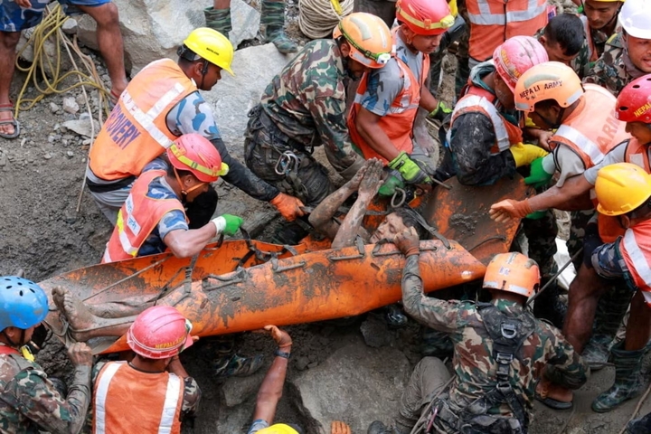 C&aacute;ch 2 người sống s&oacute;t sau 9 ng&agrave;y kẹt trong đường hầm thủy điện ở Nepal - Ảnh 1.
