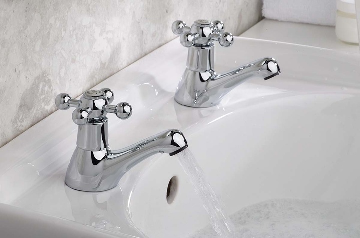 V&igrave; sao bồn rửa ở Anh c&oacute; hai v&ograve;i nước n&oacute;ng , lạnh ri&ecirc;ng biệt? - Ảnh 1.