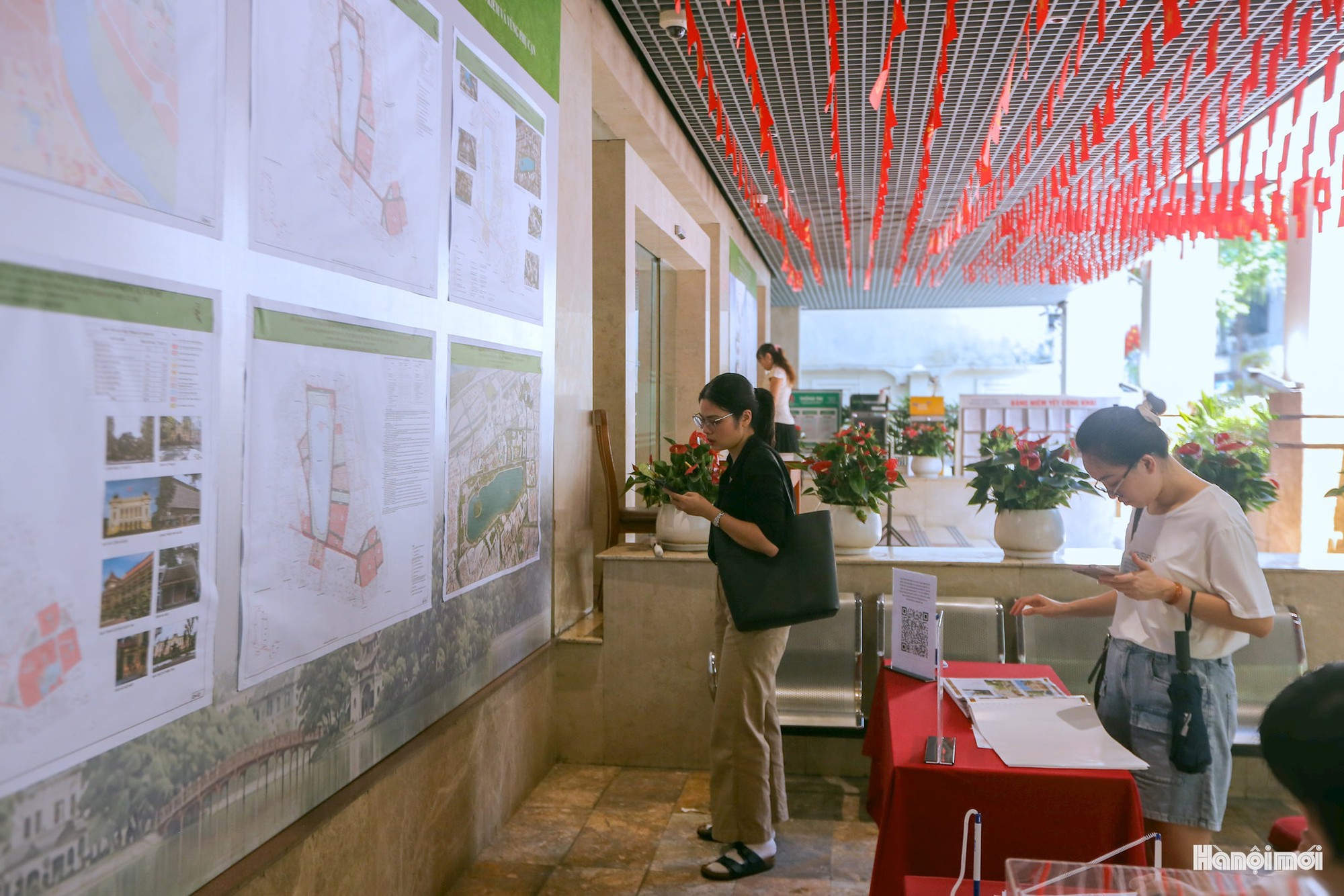 Người d&acirc;n g&oacute;p &yacute; quy hoạch hồ Ho&agrave;n Kiếm qua m&atilde; QR tại phường Ho&agrave;n Kiếm - Ảnh 3.